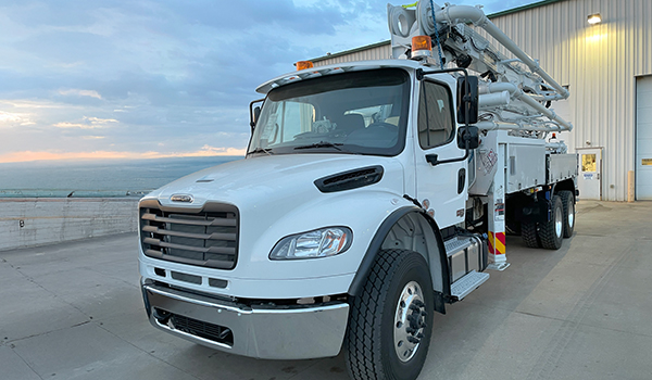 Everdigm 28ZX concrete boom pump